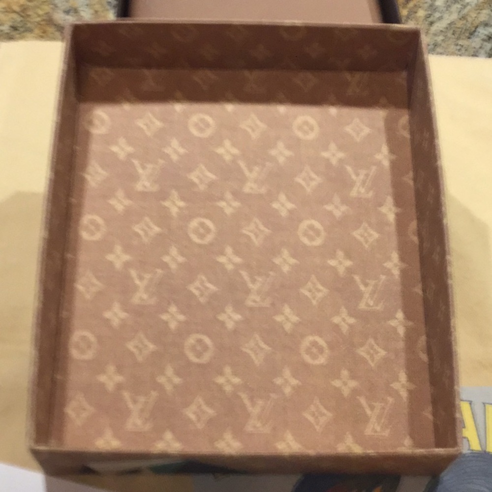 LOUIS VUITTON THE ART OF TRAVEL POSTCARDS - NWOT - Picture 6 of 8